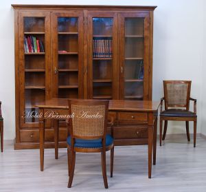 Libreria 4 ante e scrivania in stile classico realizzate in noce massiccio